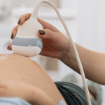 Descubra momentos únicos e revelações emocionantes com a ultrassonografia fetal com a Dra. Thaline Neves.