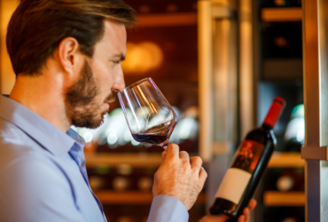 Hebron Costa Cruz de Oliveira destaca o vinho como expressão de tradição, convivência e sofisticação.