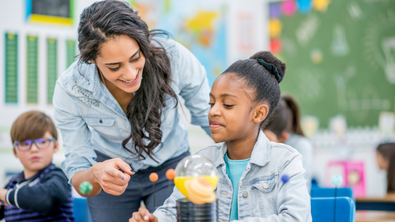 Teciomar Ábila apresenta soluções inovadoras para capacitar os professores do amanhã e otimizar o ensino.