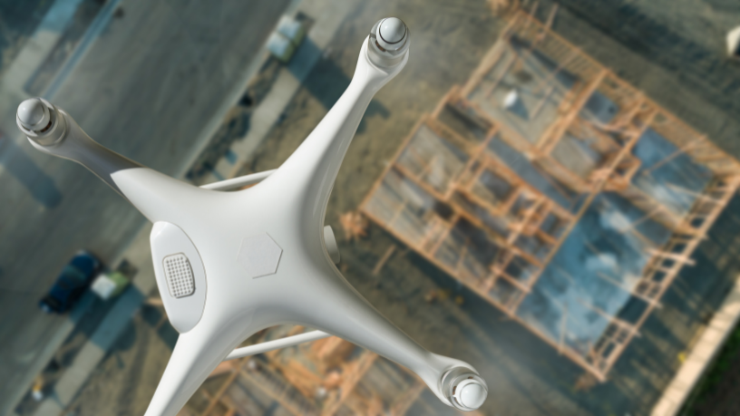 O uso de drones na engenharia moderna, explorado pela Red Tech Empreendimentos Ltda, otimiza a inspeção de infraestruturas.