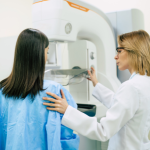 Como Vinicius Tadeu Sattin Rodrigues explica, a ciência diagnóstica se organiza para proteger pacientes com predisposição hereditária ao câncer de mama.