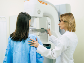 Como Vinicius Tadeu Sattin Rodrigues explica, a ciência diagnóstica se organiza para proteger pacientes com predisposição hereditária ao câncer de mama.