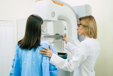 Como Vinicius Tadeu Sattin Rodrigues explica, a ciência diagnóstica se organiza para proteger pacientes com predisposição hereditária ao câncer de mama.